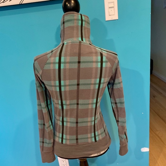 Zip up shirt with thumb holes - Picture 3 of 3